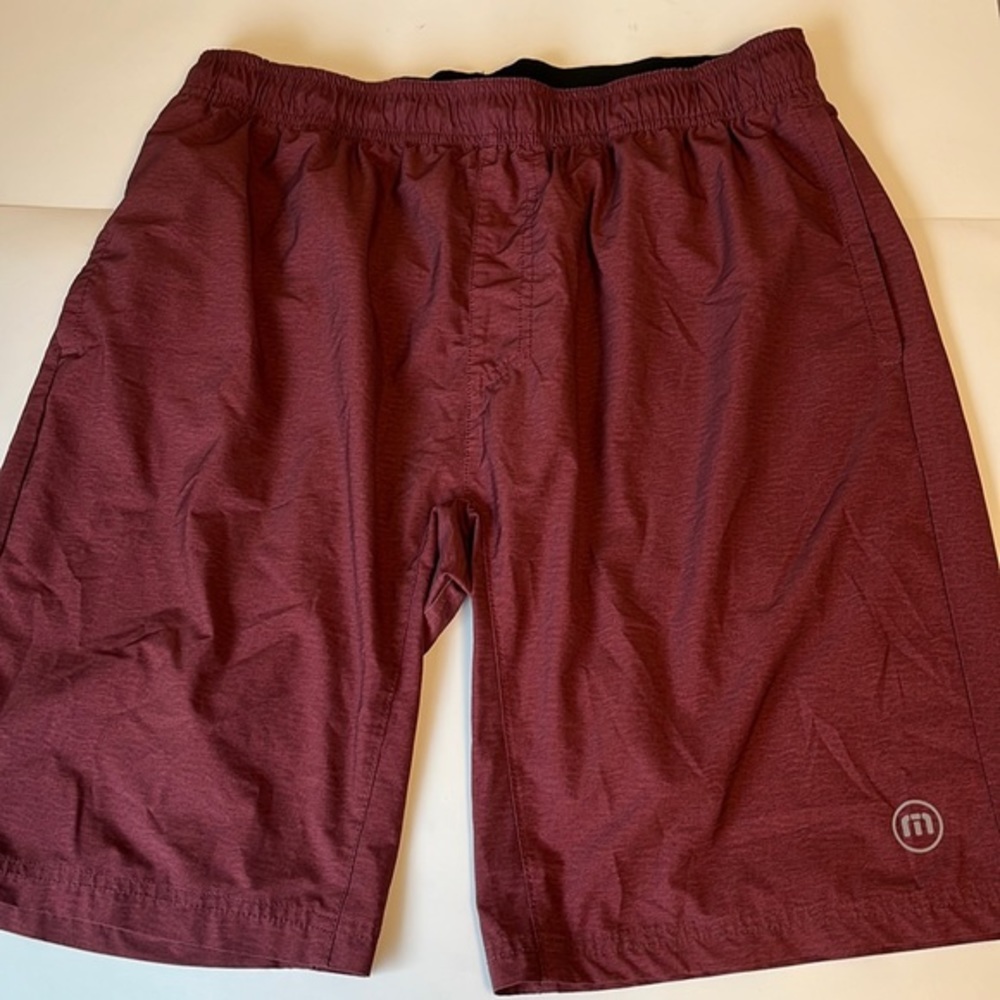 Travis Mathew maroon men’s drawstring‎ shorts. Size L. O2.